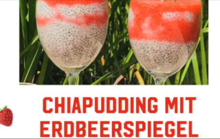 Chiapudding mit einem Erdbeerspiegel