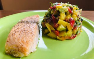 Gebratener Lachs mit Avocado-Mango-Salsa