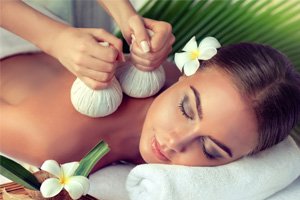 Kraeuterstempelmassage