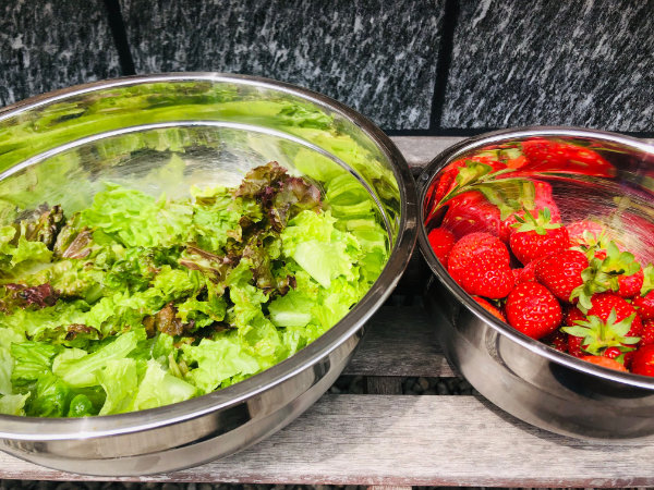 Sommerlicher Salat mit Erdbeeren