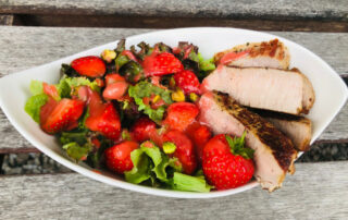 Sommerlicher Salat mit Erdbeeren